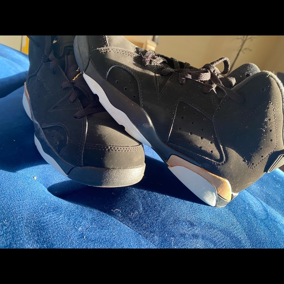 Air Jordan 6, Black & Gold, Boys Size 3Y - Picture 4 of 5